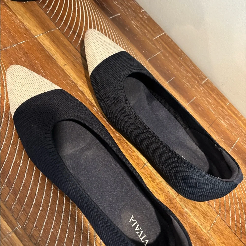 Pointed Toe Knit Flats in Navy and Cream
